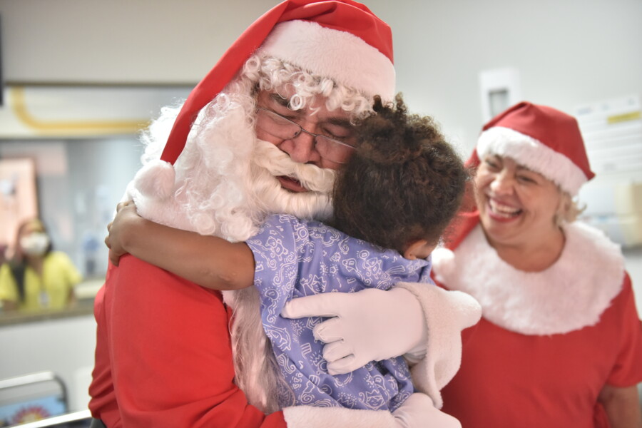 papai-e-mamae-noel-entregam-brinquedos-para-as-criancas-internadas-no-hugol